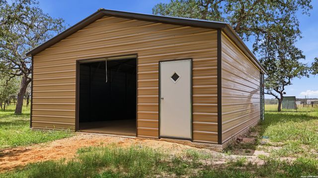 521 JACOBS LN, La Vernia, TX 78121