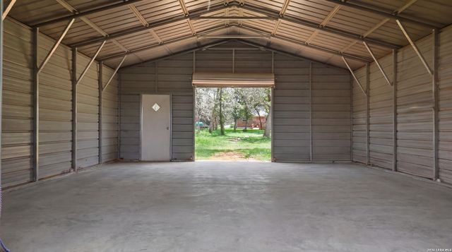 521 JACOBS LN, La Vernia, TX 78121