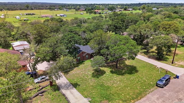 521 JACOBS LN, La Vernia, TX 78121