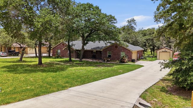 521 JACOBS LN, La Vernia, TX 78121