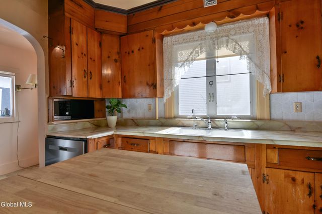 7 Grant Avenue, Amsterdam, NY 12010