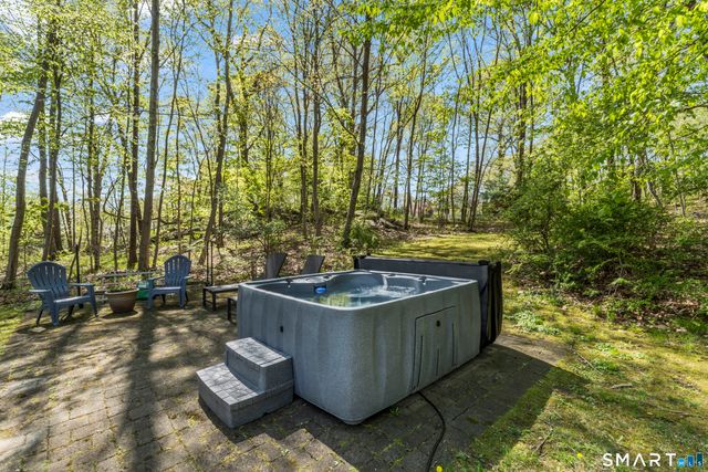 7 Arapaho Road, Brookfield, CT 06804