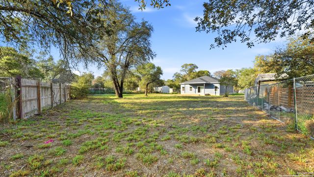 4606 Lee Way, Elmendorf, TX 78112