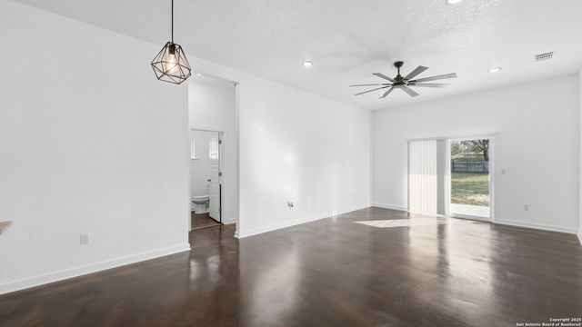 4606 Lee Way, Elmendorf, TX 78112