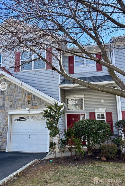 39 Rozalyn Lane, South Amboy, NJ 08879