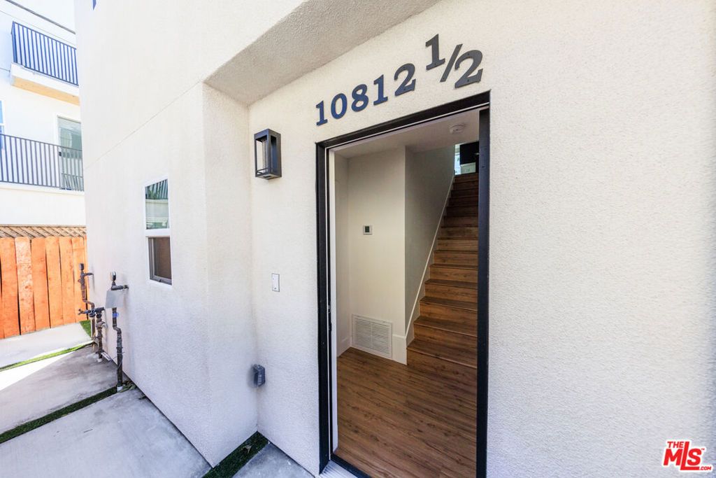 Image 14 of property listing at 10810 Hesby Street, North Hollywood, CA 91601