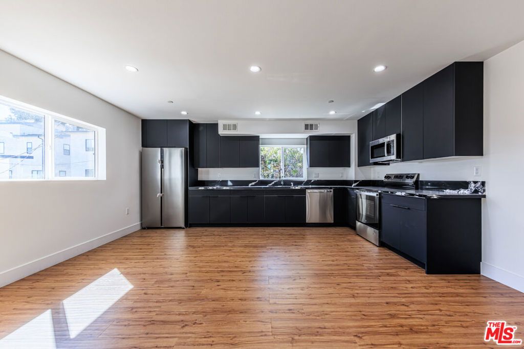 Image 15 of property listing at 10810 Hesby Street, North Hollywood, CA 91601