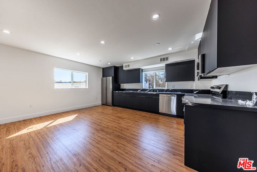 Image 16 of property listing at 10810 Hesby Street, North Hollywood, CA 91601