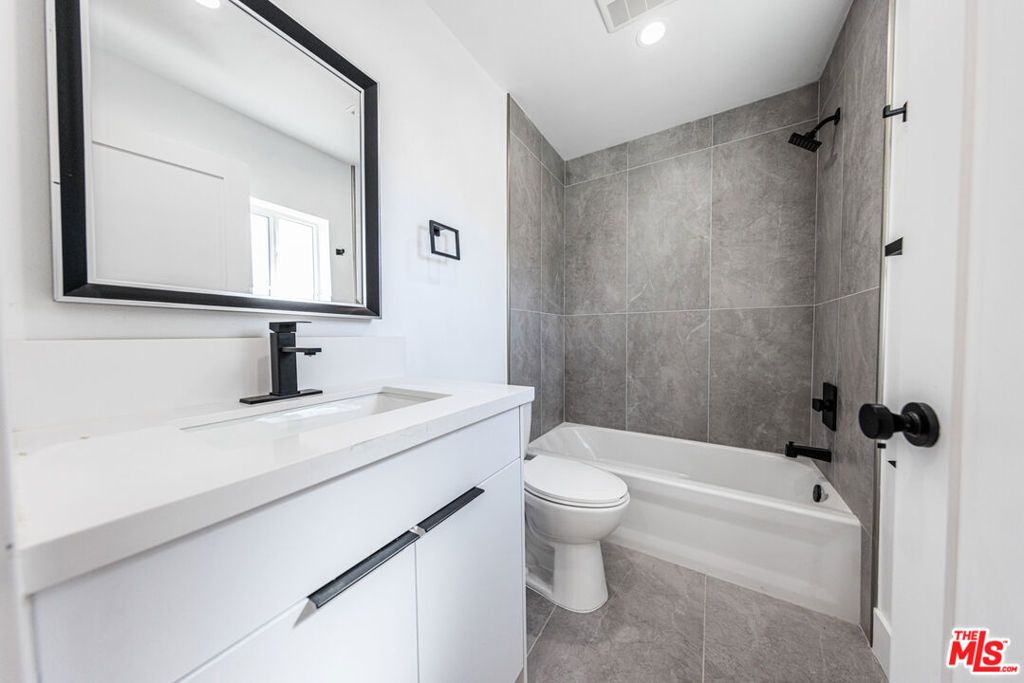 Image 17 of property listing at 10810 Hesby Street, North Hollywood, CA 91601