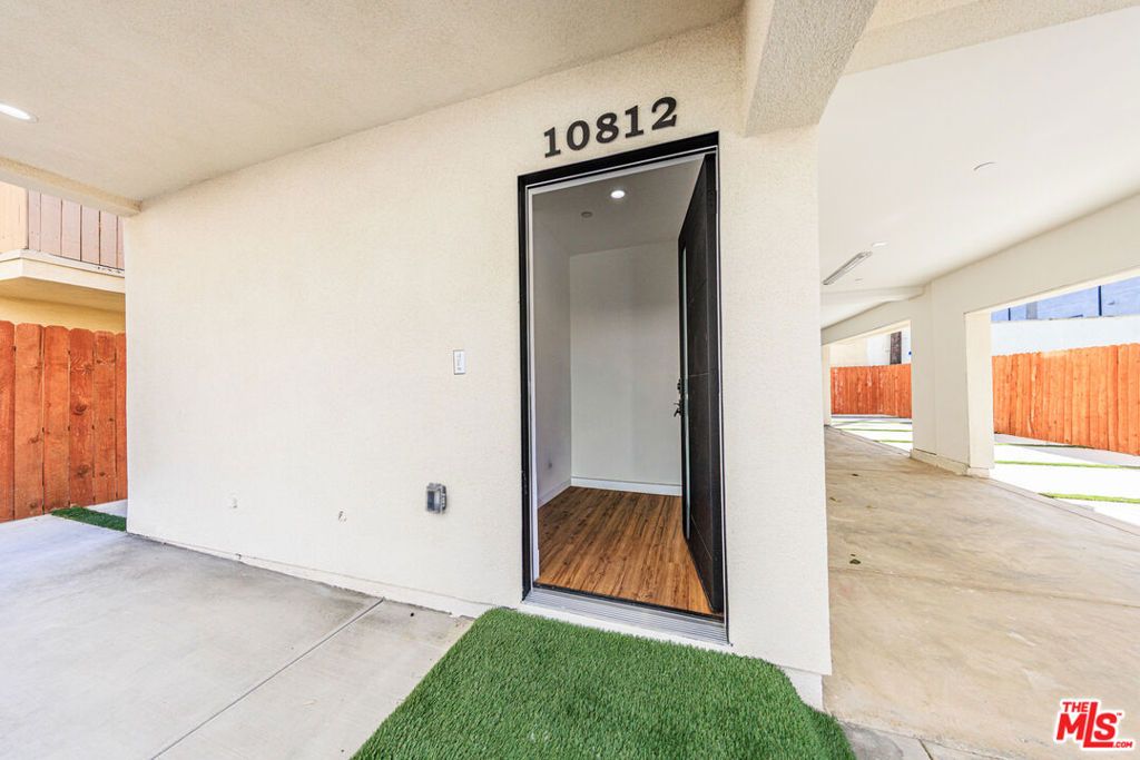 Image 21 of property listing at 10810 Hesby Street, North Hollywood, CA 91601