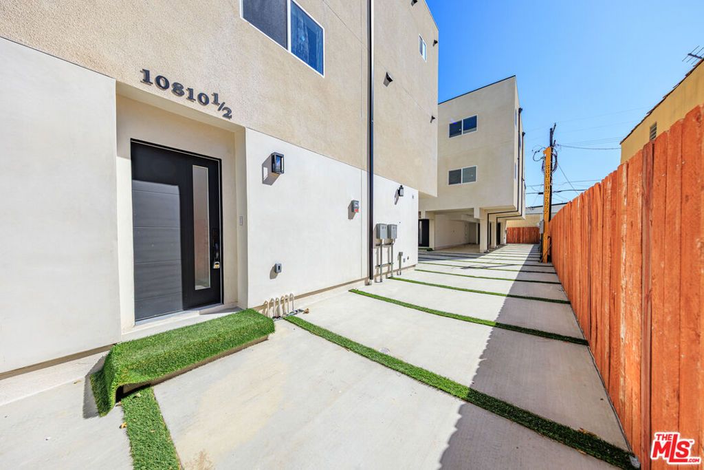 Image 22 of property listing at 10810 Hesby Street, North Hollywood, CA 91601