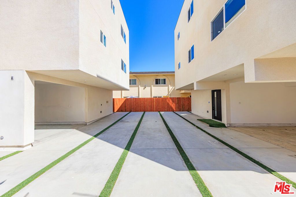 Image 23 of property listing at 10810 Hesby Street, North Hollywood, CA 91601