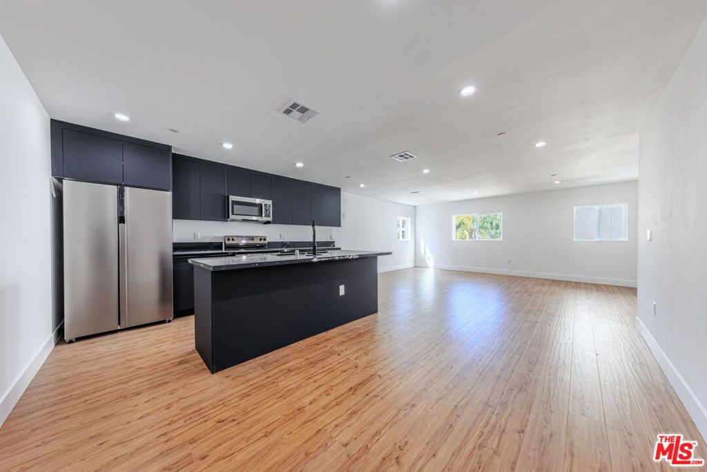 Image 24 of property listing at 10810 Hesby Street, North Hollywood, CA 91601