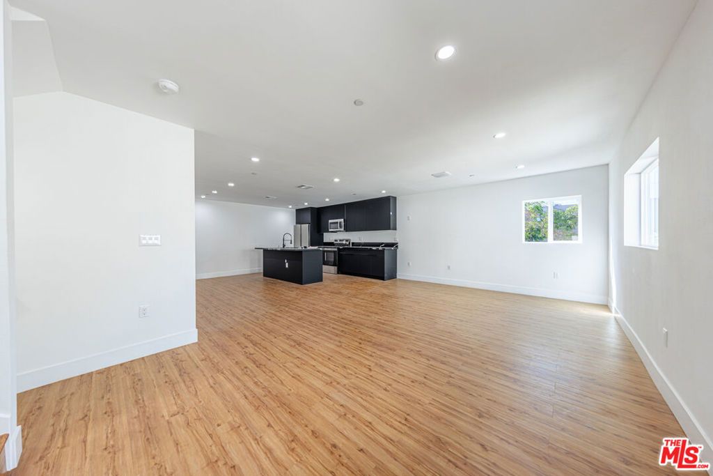 Image 25 of property listing at 10810 Hesby Street, North Hollywood, CA 91601
