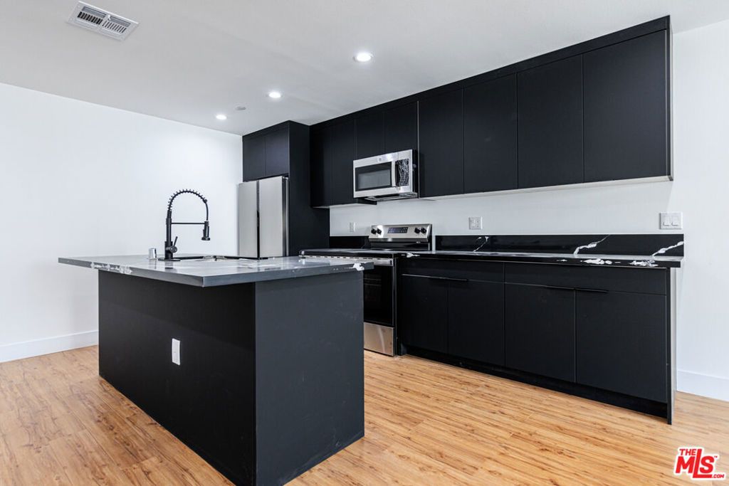 Image 27 of property listing at 10810 Hesby Street, North Hollywood, CA 91601