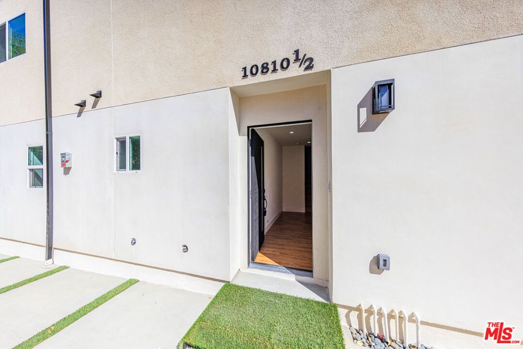 Image 28 of property listing at 10810 Hesby Street, North Hollywood, CA 91601