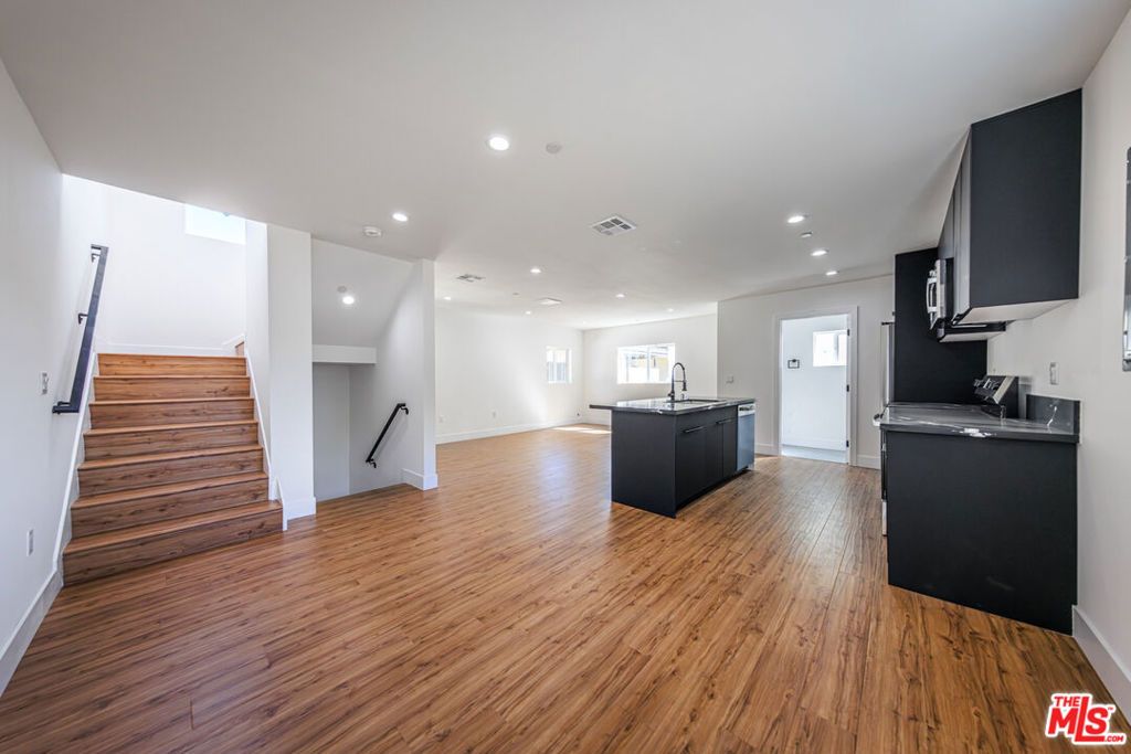 Image 29 of property listing at 10810 Hesby Street, North Hollywood, CA 91601