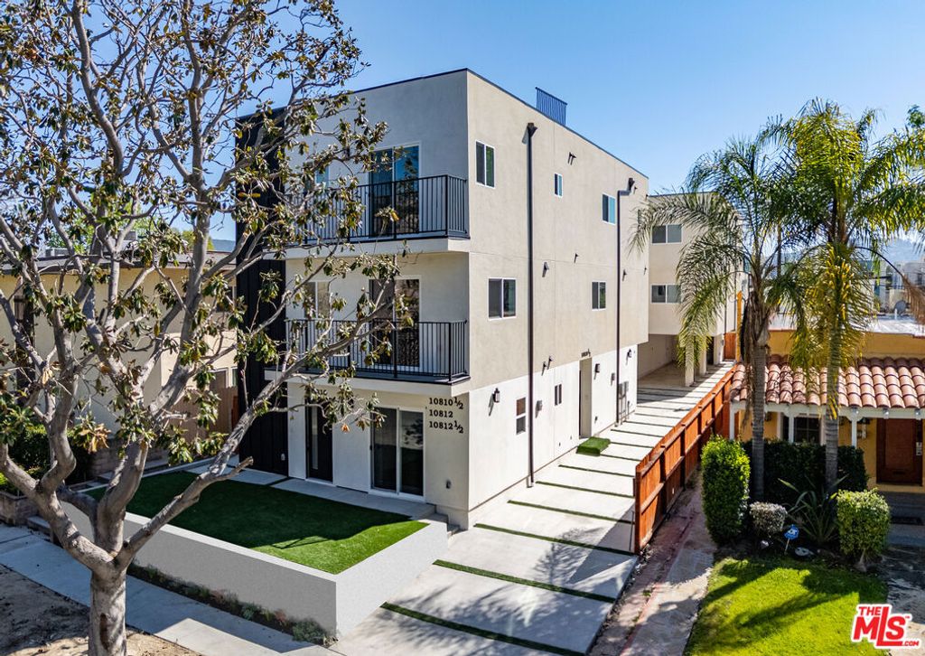 Image 3 of property listing at 10810 Hesby Street, North Hollywood, CA 91601