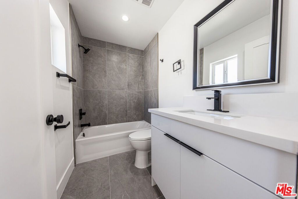 Image 30 of property listing at 10810 Hesby Street, North Hollywood, CA 91601
