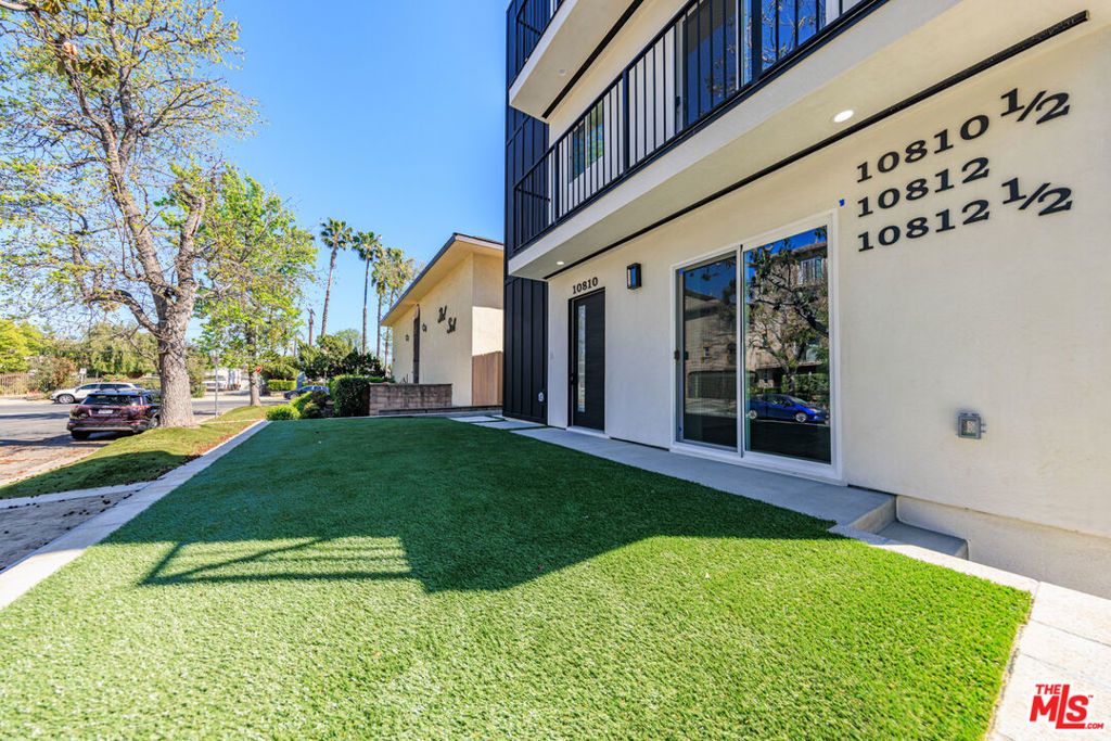 Image 4 of property listing at 10810 Hesby Street, North Hollywood, CA 91601