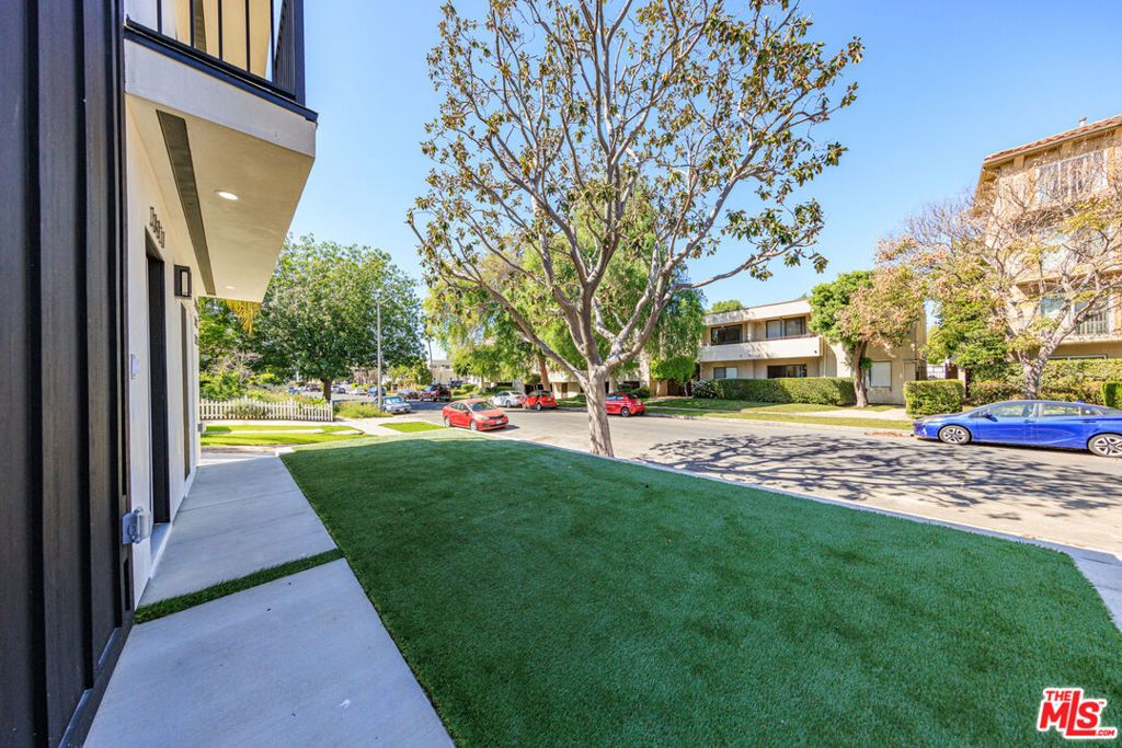 Image 5 of property listing at 10810 Hesby Street, North Hollywood, CA 91601