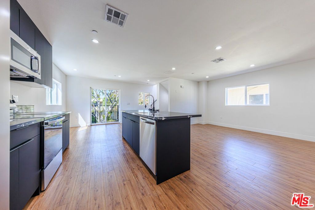 Image 8 of property listing at 10810 Hesby Street, North Hollywood, CA 91601