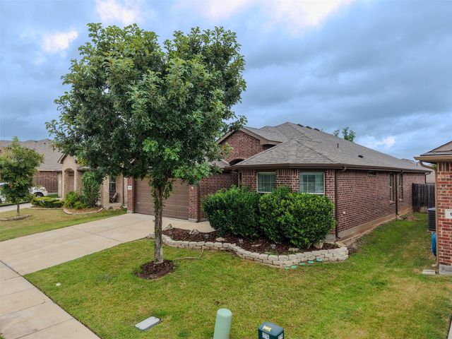 624 River Rock Drive, Azle, TX 76020