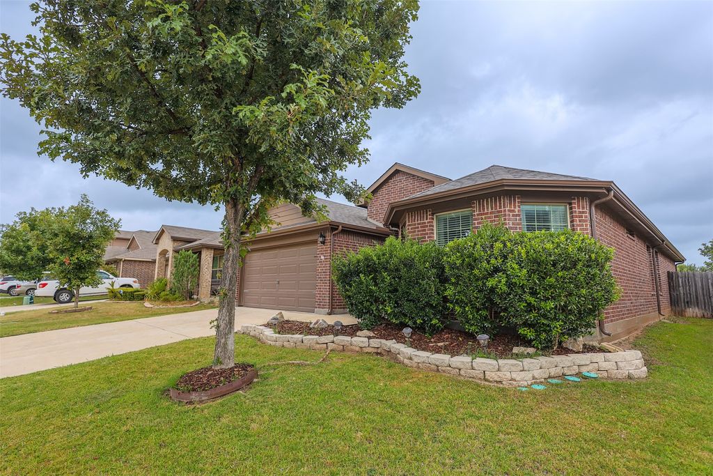 624 River Rock Drive, Azle, TX 76020