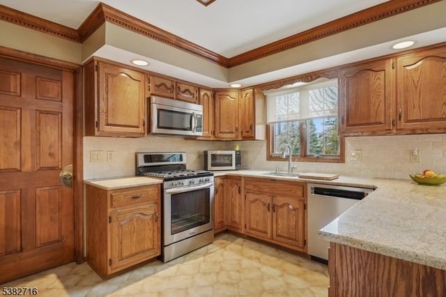 32 Nancy Terrace, Washington Twp., NJ 07853