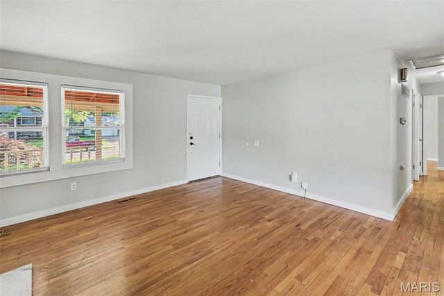 960 N Park Lane, Florissant, MO 63031