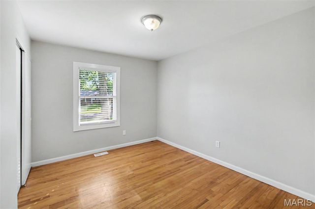 960 N Park Lane, Florissant, MO 63031
