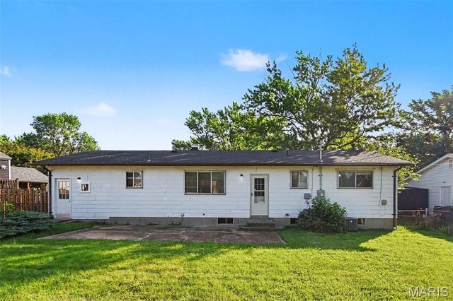960 N Park Lane, Florissant, MO 63031