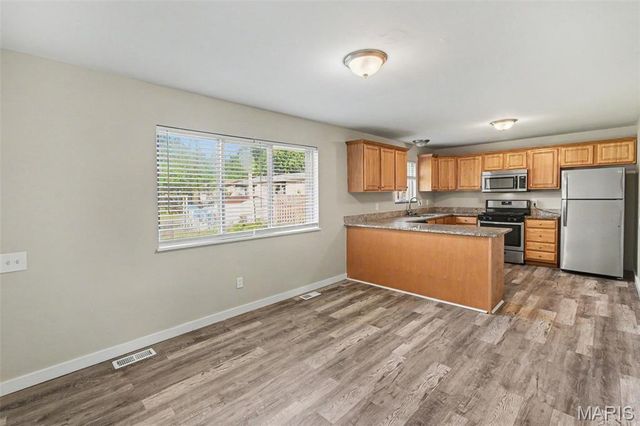 960 N Park Lane, Florissant, MO 63031