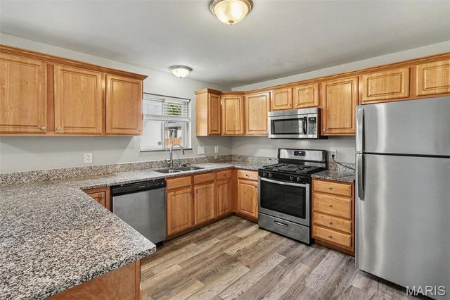 960 N Park Lane, Florissant, MO 63031
