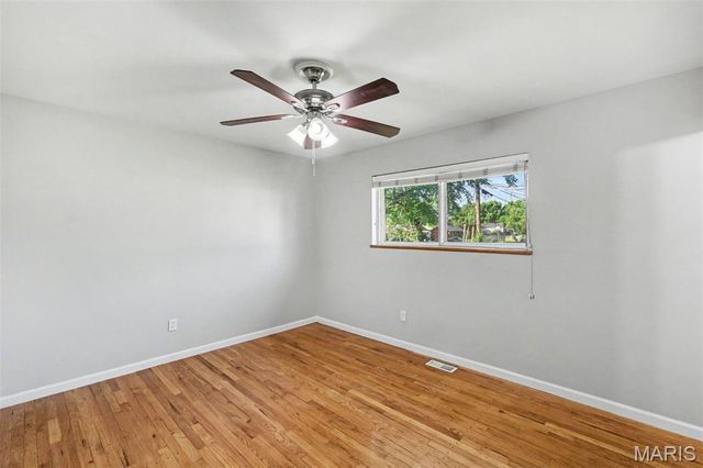 960 N Park Lane, Florissant, MO 63031