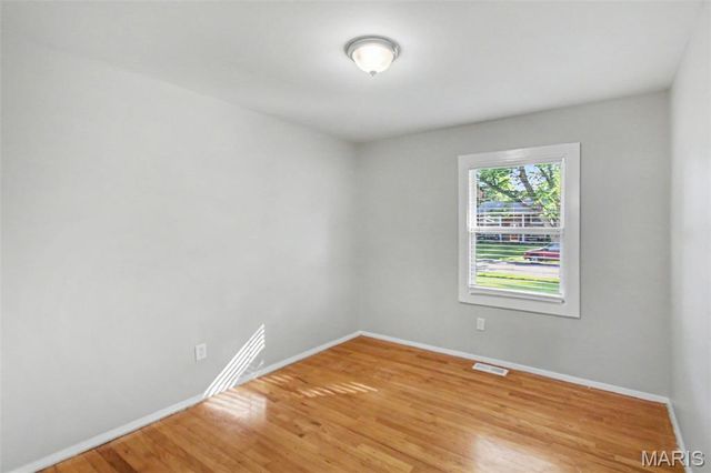 960 N Park Lane, Florissant, MO 63031
