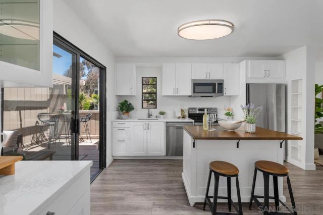 2726 Ariane Dr 46, San Diego, CA 92117
