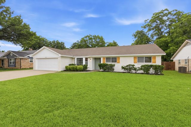 2112 Stonegate Drive N, Bedford, TX 76021