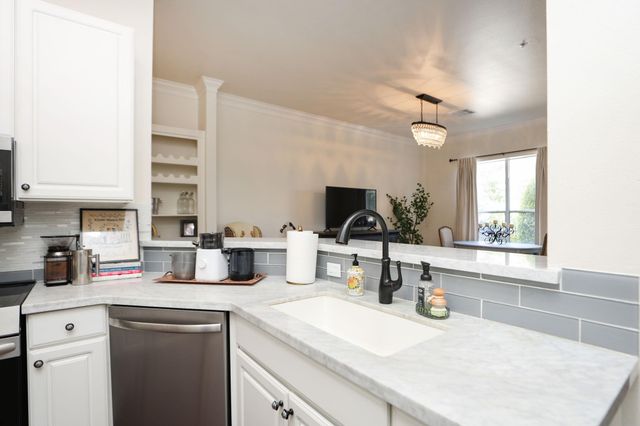 2400 S Mccue Road 104, Houston, TX 77056