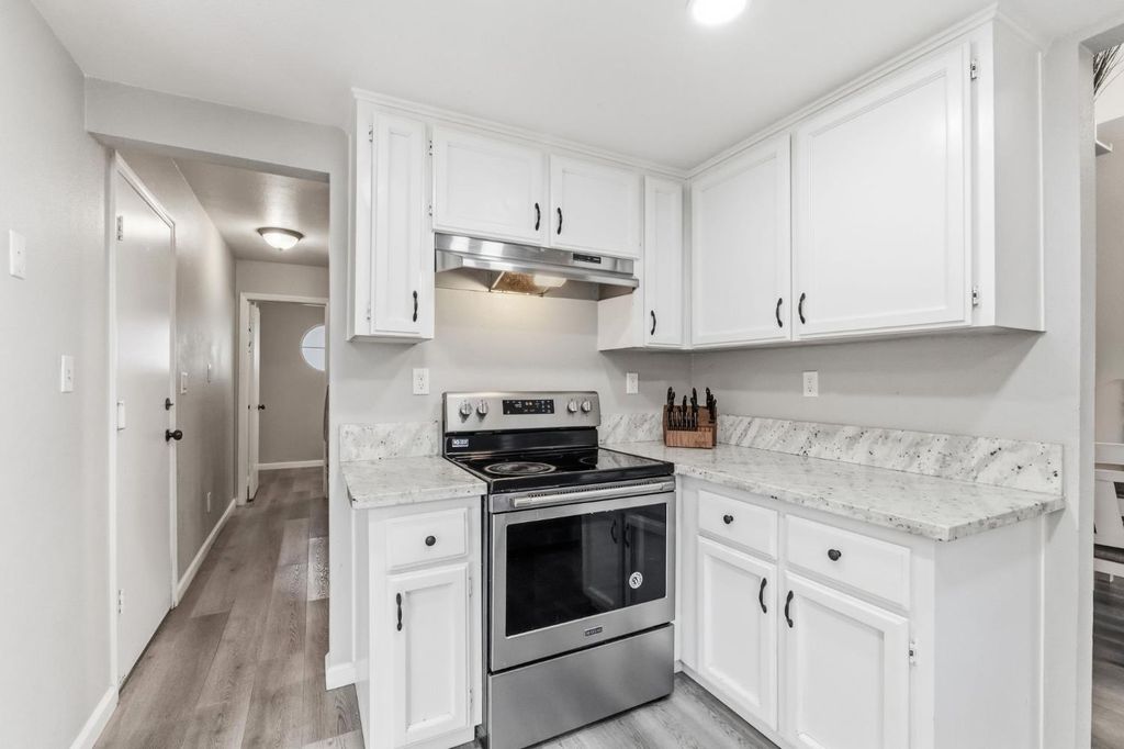 Image 10 of property listing at 7305 N Woodrow, Fresno, CA 93720