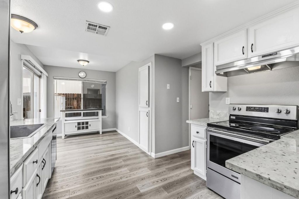 Image 11 of property listing at 7305 N Woodrow, Fresno, CA 93720