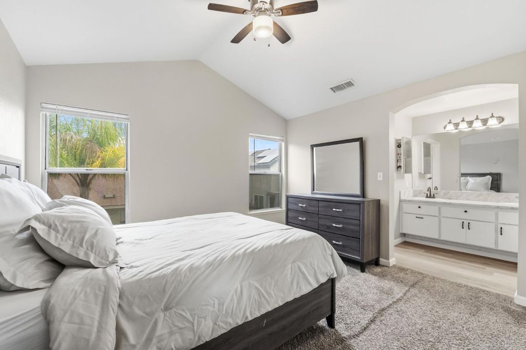 Image 13 of property listing at 7305 N Woodrow, Fresno, CA 93720