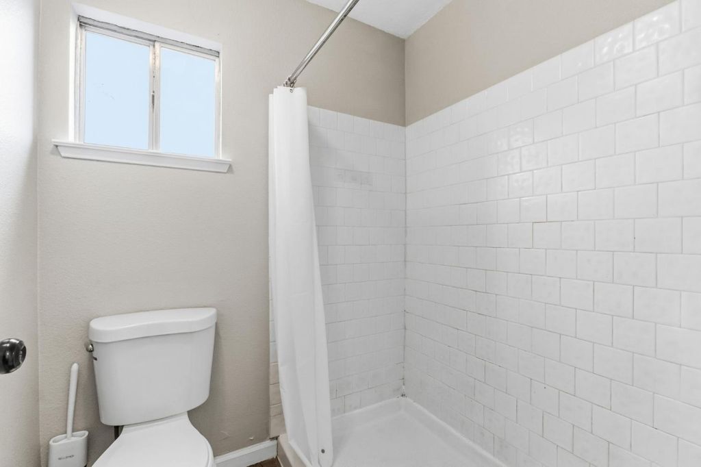 Image 16 of property listing at 7305 N Woodrow, Fresno, CA 93720