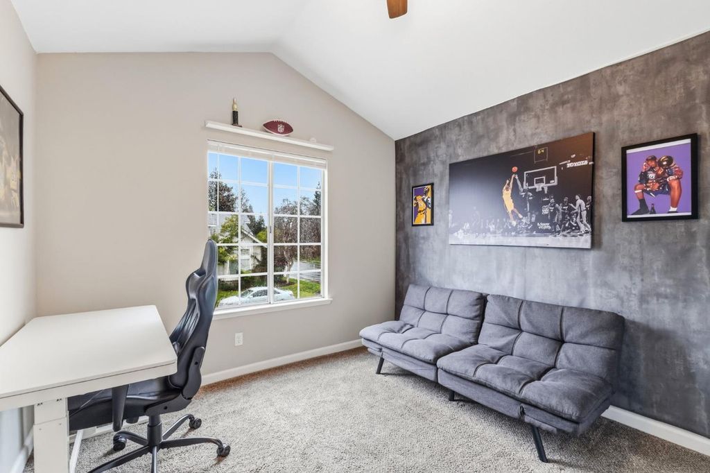 Image 18 of property listing at 7305 N Woodrow, Fresno, CA 93720