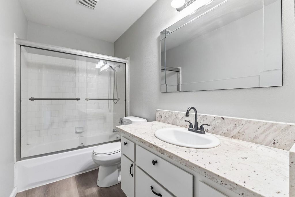 Image 20 of property listing at 7305 N Woodrow, Fresno, CA 93720