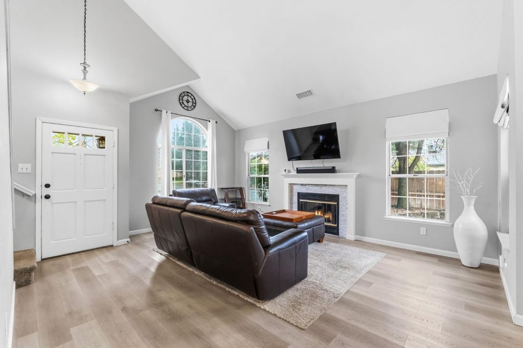 Image 3 of property listing at 7305 N Woodrow, Fresno, CA 93720