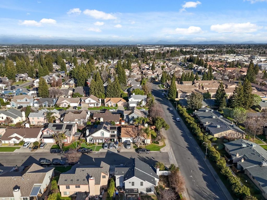 Image 37 of property listing at 7305 N Woodrow, Fresno, CA 93720