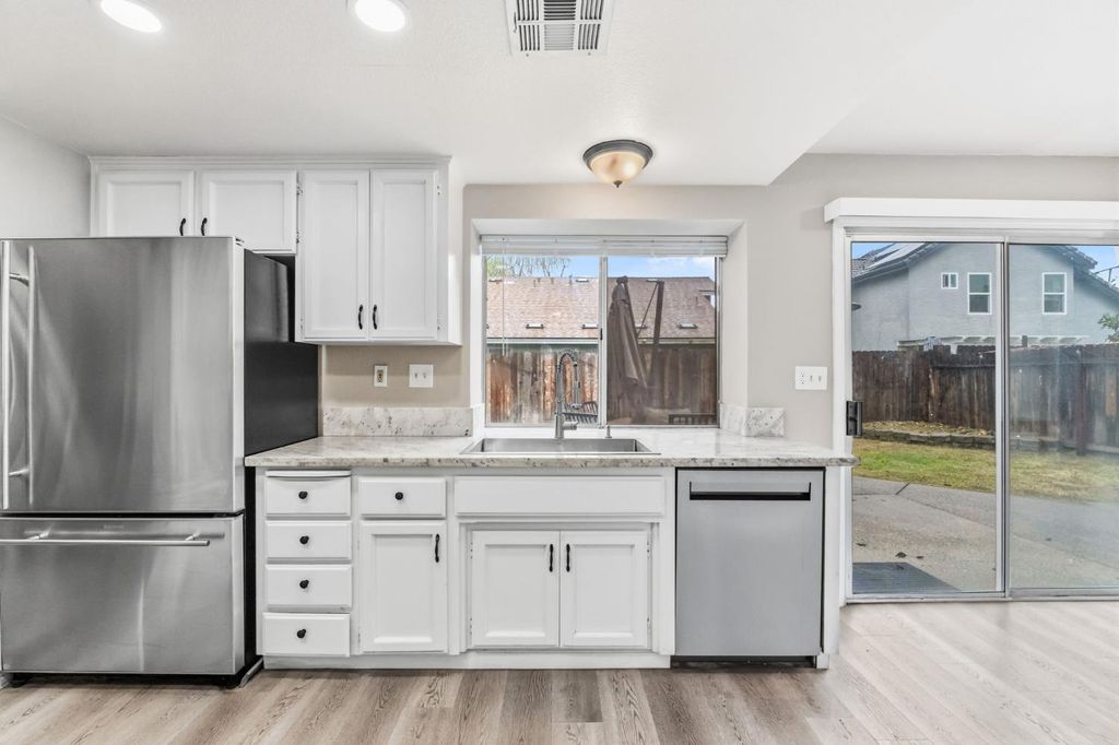 Image 7 of property listing at 7305 N Woodrow, Fresno, CA 93720