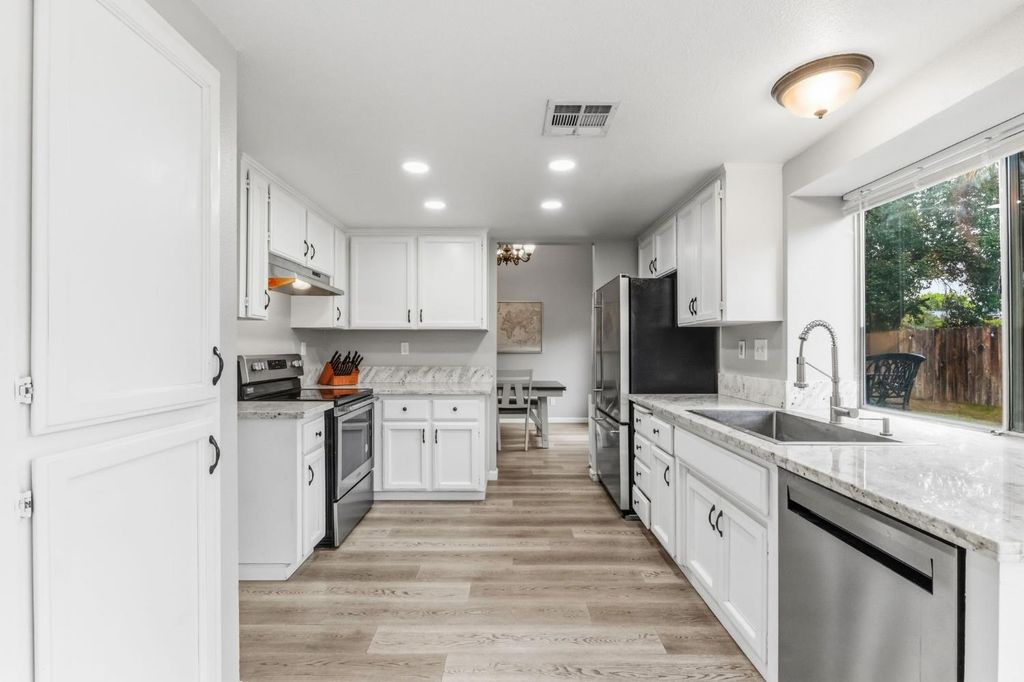 Image 8 of property listing at 7305 N Woodrow, Fresno, CA 93720