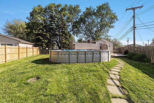 17325 Doris, Fraser, MI 48026